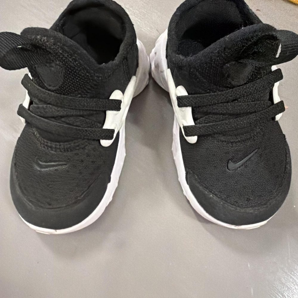 Nike black & white kids sneakers size US 5C #kids #nike